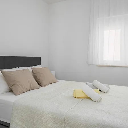 Nice In With Wifi And 2 Bedrooms * Murter